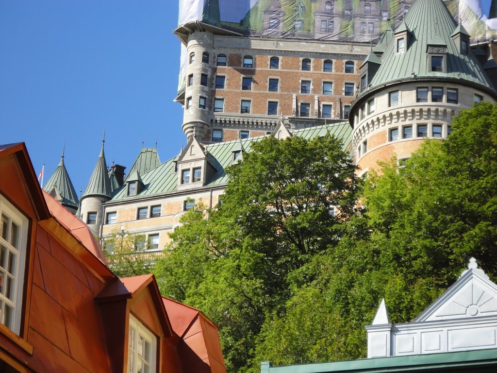 Roofs, Walls and Stones — Illusionism in Quebec